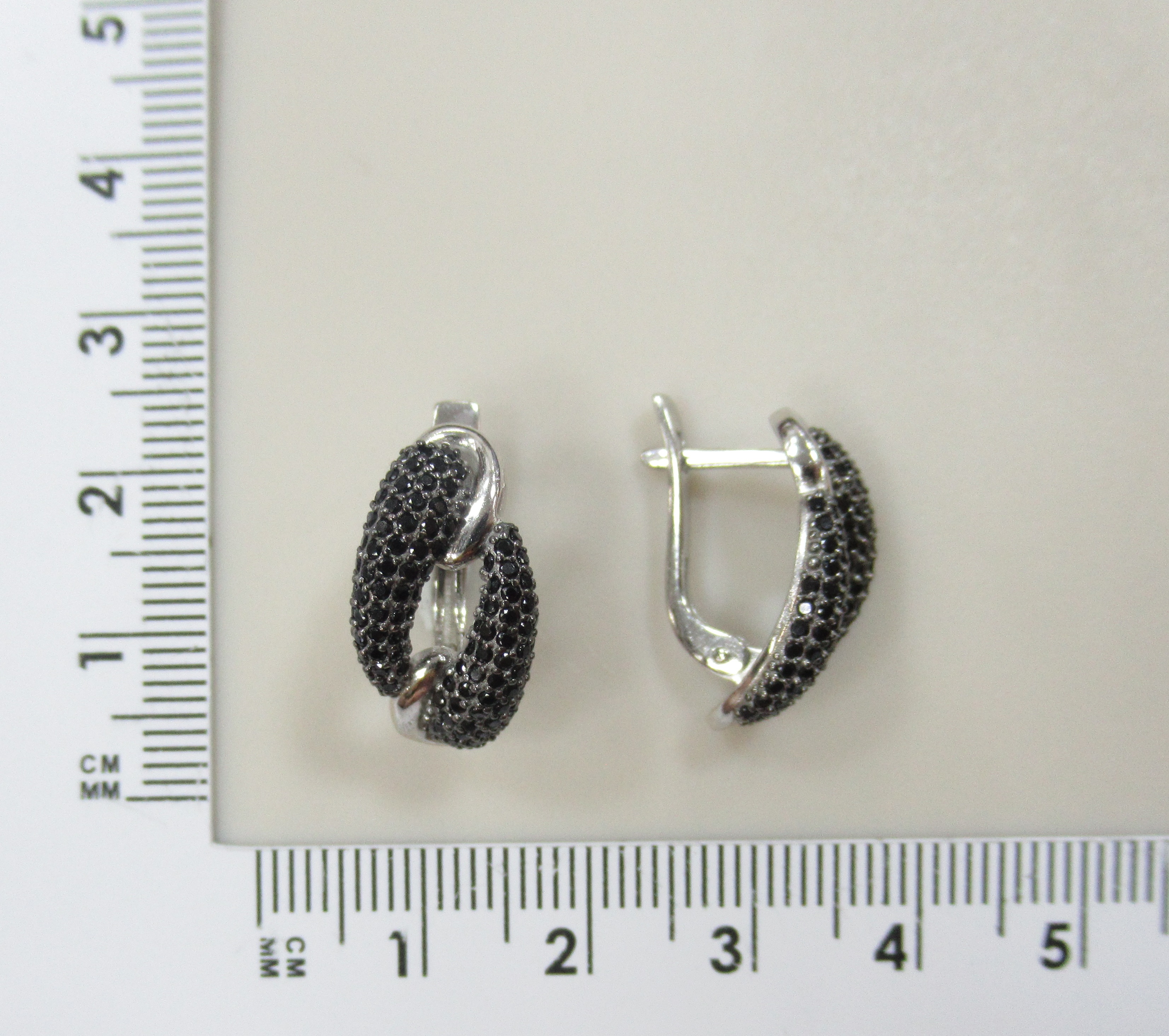 Серебряные серьги со шпинелью